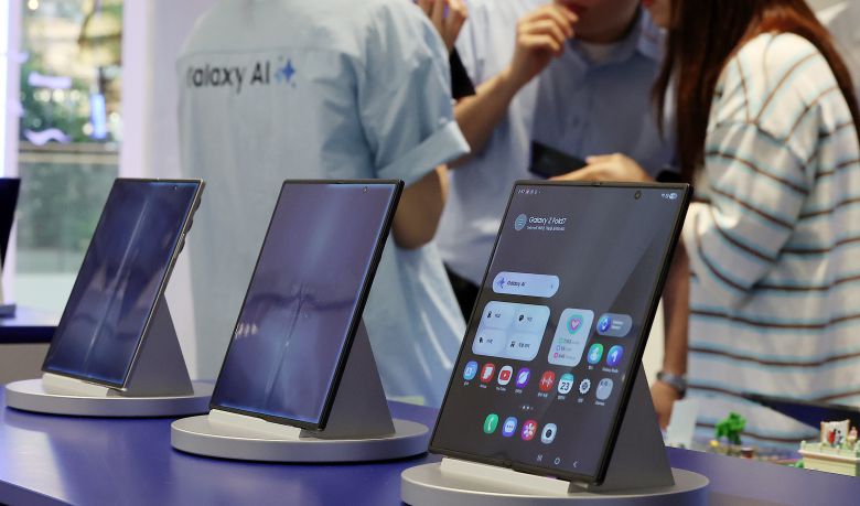 지난 7월 23일 서울 영등포구 여의도 더현대 서울에 마련된 갤럭시 스튜디오에 갤럭시Z폴드7이 전시되어 있다. /뉴스1