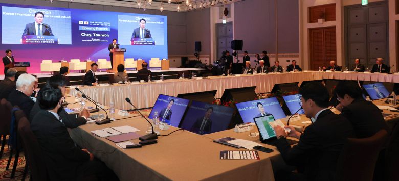 8일 제주 신라호텔에서 열린 '제14회 한일상공회의소 회장단 회의'에서 참석자들이 최태원 대한상공회의소 회장의 발언을 경청하고 있다. /대한상의 제공