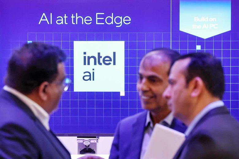 올해 3월 '모바일월드콩그레스(MWC) 2025'를 찾은 관람객들이 인텔(intel) 부스에서 AI 기술을 체험하고 있다./뉴스1