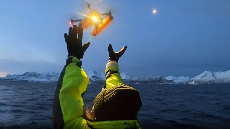 노르웨이 노르대 연구진이 무균 배양 접시를 장착한 드론을 띄우고 있다. 드론은 고래가 수면에서 호흡하면서 내뿜는 물줄기 속으로 비행하면서 분비물을 채집한다.노르웨이 노르대