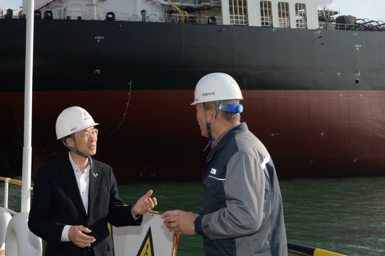 황기연(왼쪽) 한국수출입은행장이 19일 경남 창원에 있는 케이조선을 찾아 김찬(오른쪽) 케이조선 대표와 대화를 나누고 있다. /수출입은행 제공