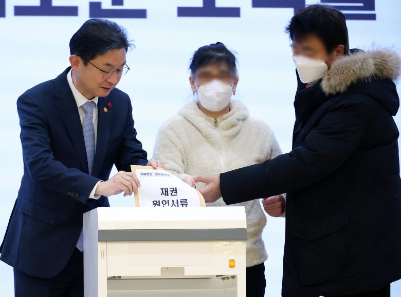이억원(맨 왼쪽) 금융위원장이 지난 8일 오후 부산 국제금융센터에서 열린 새도약기금 소각식에서 국민대표와 소각 세리머니를 하고 있다./연합뉴스
