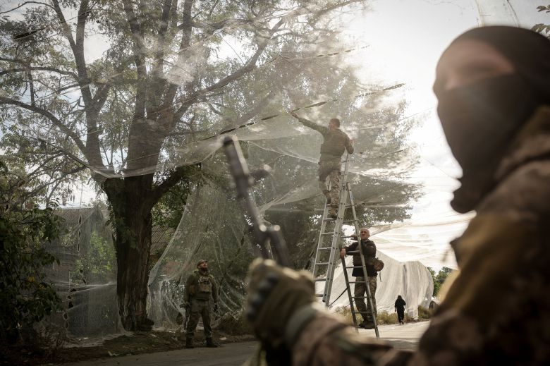 2025년 9월 19일 우크라이나 도네츠크 지역 최전방 마을에서 우크라이나 병사들이 도로 위에 드론 방지망을 설치하고 있다. /로이터 연합