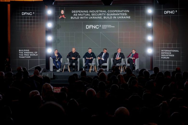 우크라이나 정부는 2025년 우크라이나 키이우에서 열린 제3회 국제방산포럼에는 20개국 이상에서 약 2000명의 참가자가 모였다고 밝혔다.  행사에는 우크라이나 및 해외의 민간 방위·기술 기업과 협회 약 900곳, 정부 기관 120곳, 국방부 50곳, 각국 대사관 및 국제기구 대표들이 참여했다.