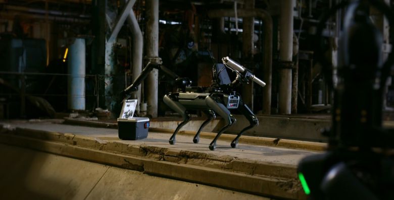 보스턴다이내믹스의 로봇 개 '스팟'이 군인의 조종에 따라 폭발물을 처리하는 모습. /보스턴다이내믹스 홈페이지 캡처