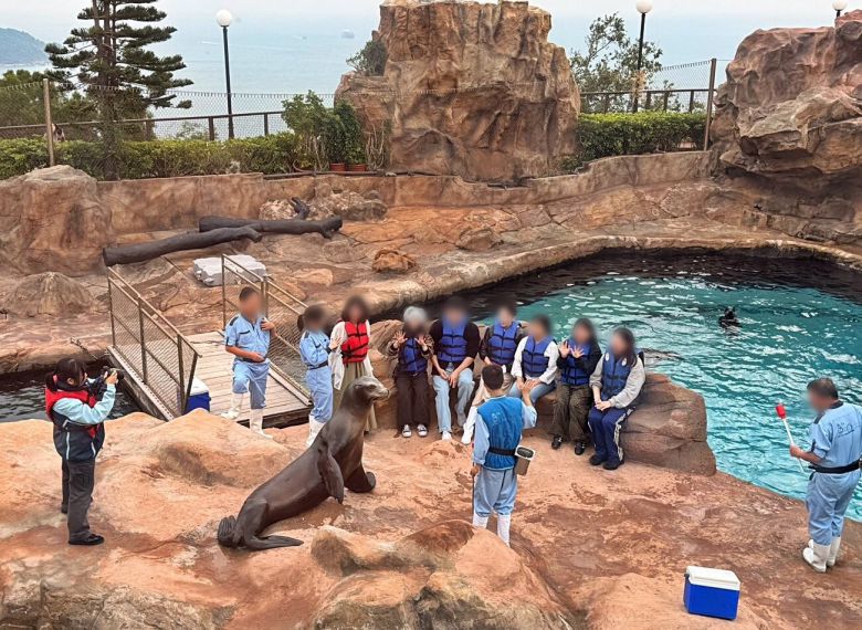 홍콩 오션파크를 찾은 관람객들이 바다사자 먹이 주기 체험에 참여하고 있다./홍콩=홍인석