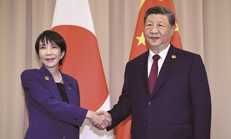 시진핑(오른쪽) 중국 국가주석과 다카이치 사나에 일본 총리가 지난해 10월 31일 경주에서 열린 중·일 정상회담에 앞서 악수하고 있다. /연합뉴스