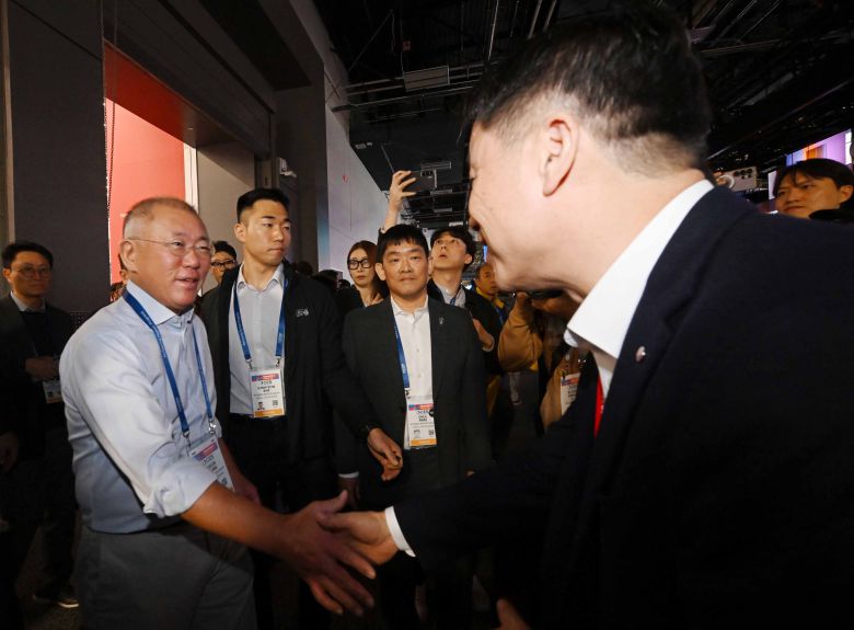 정의선 현대자동차 회장이 6일(현지 시각) 미국 네바다주 라스베이거스 컨벤션센터(LVCC)에서 열린 CES 2026에서 LG전자 부스를 찾아 류재철 LG전자 최고경영자(CEO)와 악수하고 있다. /연합뉴스