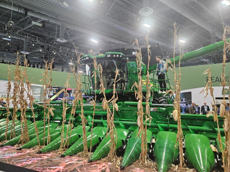 6일(현지시각) 미국 라스베이거스 컨벤션 센터(LVCC)에서 세계 최대 가전 IT 전시회 CES 2026이 개막한 가운데, 미국 농기계 업체 존 디어가 공개한 초대형 콤바인 S7. /김지환 기자