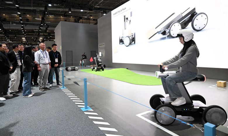 정의선 현대차그룹 회장이 세계 최대 가전·정보기술(IT) 전시회 'CES 2026'가 개막한 6일(현지 시각) 미국 네바다주 라스베이거스 컨벤션센터에 마련된 현대차그룹 부스를 방문해 차세대 자율주행 모빌리티 플랫폼 '모베드(MobED)' 시연을 살펴보고 있다. /뉴스1