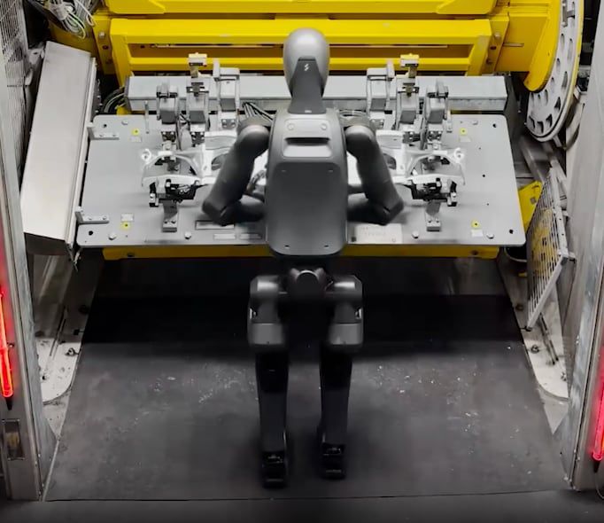 미국 로봇 스타트업 ‘피규어 AI’의 ‘피규어 02’ 로봇이 미국 사우스캐롤라이나주 스파르탄버그 BMW 공장에서 차 부품을 조립하는 모습./BMW 웹사이트 캡처