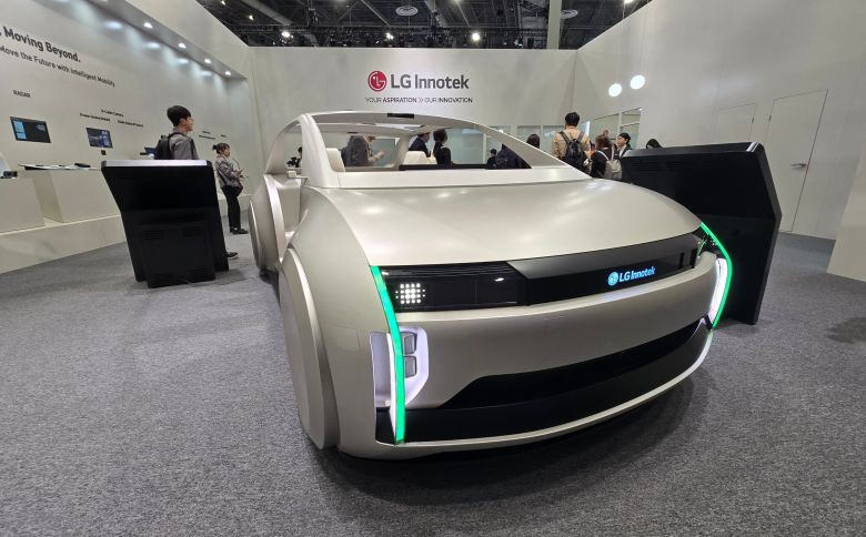 LG이노텍이 세계 최대 IT 전시회 ‘CES 2026’가 열린 미국 라스베이거스 컨벤션센터(LVCC)에 마련한 전시 부스에서 ‘자율주행 복합 센싱 솔루션’이 전시돼 있는 모습./라스베이거스=정두용 기자