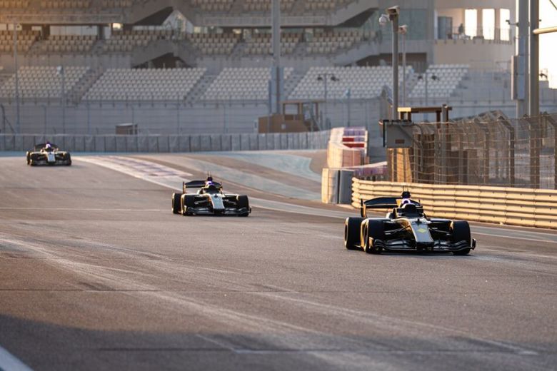 아부다비 자율 레이싱 대회(A2RL) 모습. A2RL은 인공지능(AI)을 활용해 완전 자율주행 자동차들이 동시에 레이스를 펼치는 리그로, 2023년 출범했다. / A2RL 제공