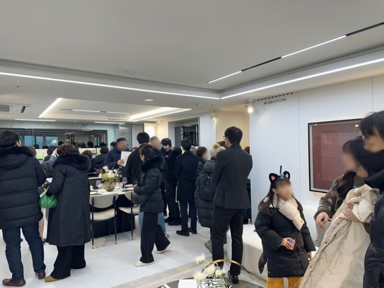 '사우역 지엔하임’ 견본주택 유니트를 관람 중인 방문객들/ 사진= 문장건설