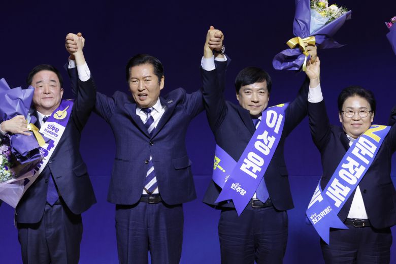 정청래 더불어민주당 대표가 11일 서울 여의도 국회 의원회관에서 열린 최고위원 보궐선거 후보자 합동연설회에서 강득구, 이성윤, 문정복 신임 최고위원과 기념 촬영을 하고 있다./뉴스1