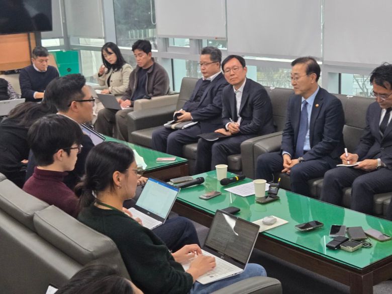 김윤덕 국토교통부 장관이 12일 오후 정부세종청사에서 열린 신년 기자 간담회에서 기자들과 대화하고 있다. /정민하 기자