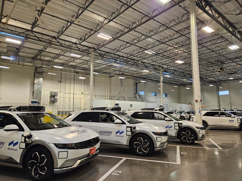 8일(현지시각) 미국 라스베이거스에 있는 모셔널 테크니컬 센터 내 차고의 모습. 아이오닉5 로보택시들이 주차돼 있다. /김지환 기자