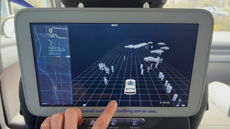 아이오니5 로보택시 운전석 뒷편에 설치된 디스플레이. 2열 좌석에 앉은 승객들은 이 디스플레이를 통해 차량을 출발시킬 수 있다. 사진은 아이오닉5 로보택시의 센서가 주변 상황을 인식해 보여준 모습. /김지환 기자