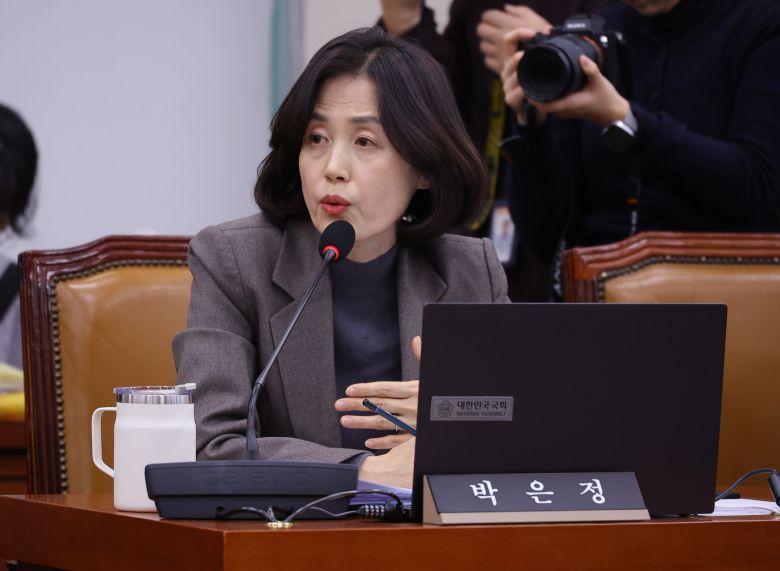 조국혁신당 박은정 의원이 12일 서울 여의도 국회에서 열린 법제사법위원회 전체회의에서 정성호 법무부 장관에게 공소청, 중수청 설치와 관련 질의하고 있다. /연합뉴스