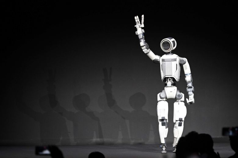 세계 최대 가전·정보기술(IT) 전시회 'CES 2026' 개막을 하루 앞둔 5일(현지 시각) 미국 네바다주 라스베이거스 만달레이베이에서 열린 현대차그룹 프레스 컨퍼런스에서 차세대 전동식 아틀라스 시제품이 손인사하고 있다. /뉴스1