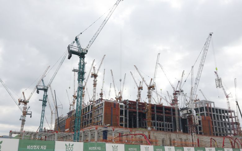 지난 9일 경기도 용인시 처인구 원삼면 용인반도체클러스터 일반산업단지 공사현장에서 분주하게 공사가 진행되고 있다. /뉴스1