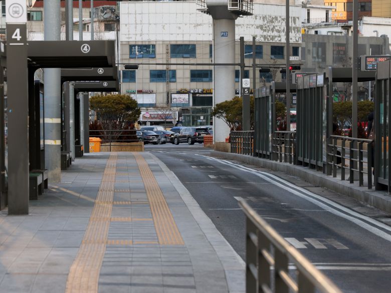 서울 시내버스 총파업 이틀차인 14일 오전 서울역 버스환승센터 버스정류장이 한산하다. /뉴스1