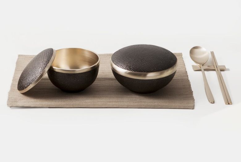 이재명 대통령이 다카이치 총리 배우자인 야마모토 다쿠 전 중의원에게 선물한 유기 옻칠 수공예 반상기./청와대