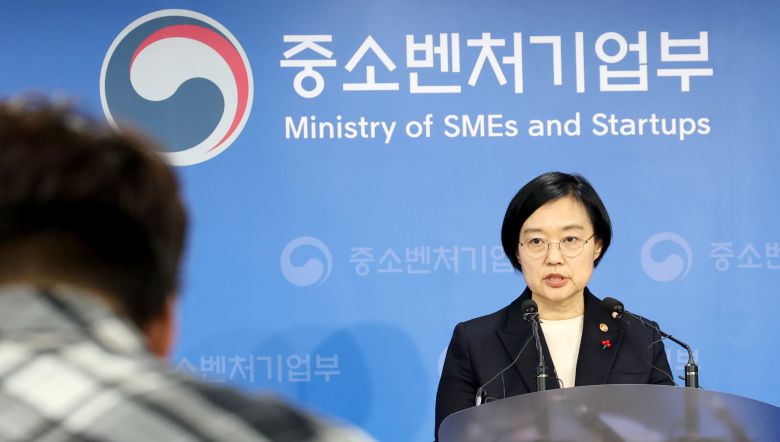 한성숙 중소벤처기업부 장관은 지난 10월 24일 제5차 국정현안관계장관회의에서 ‘AI 기반 스마트제조혁신 3.0 전략’을 발표했다. /뉴스1