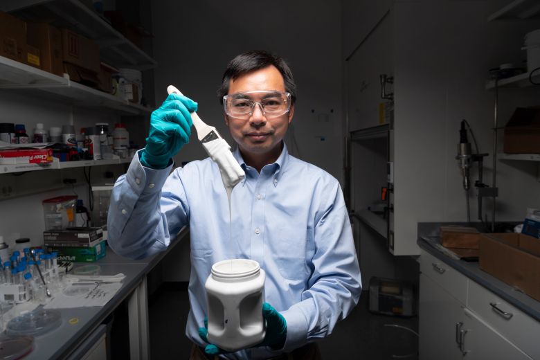 미국 퍼듀대의 슈린 루안 교수는 약품과 화장품을 희게 만드는 물질인 황산바륨으로 세상에서 가장 흰 페인트를 개발했다. 이 페인트는 햇빛 98.1%를 반사해 정오에 주변보다 온도를 13.3도 낮췄다./미 퍼듀대