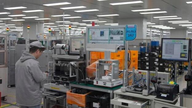 지난 2021년 3월 모베이스전자 직원이 현대차와 기아차의 새 모델에 쓰일 부품을 생산하고 있다. /조귀동 기자