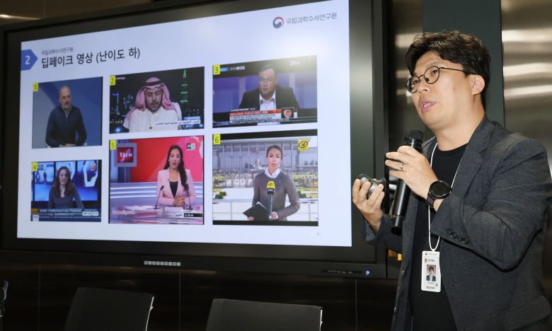 지난해 7월 30일 행정안전부 관계자가 국립과학수사연구원이 개발한 ‘AI 딥페이크 분석모델’을 소개하고 있다. /행정안전부 제공