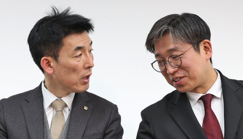 김용현 전 국방부장관 측 변호인단인 유승수(오른쪽), 이하상 변호사 /뉴스1