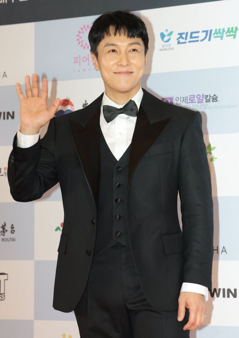 신화 김동완이 10일 오후 서울 용산구 서울 드래곤시티에서 열린 ‘2025 서울국제영화대상’ 레드카펫 행사에서 포즈를 취하고 있다. /뉴스1