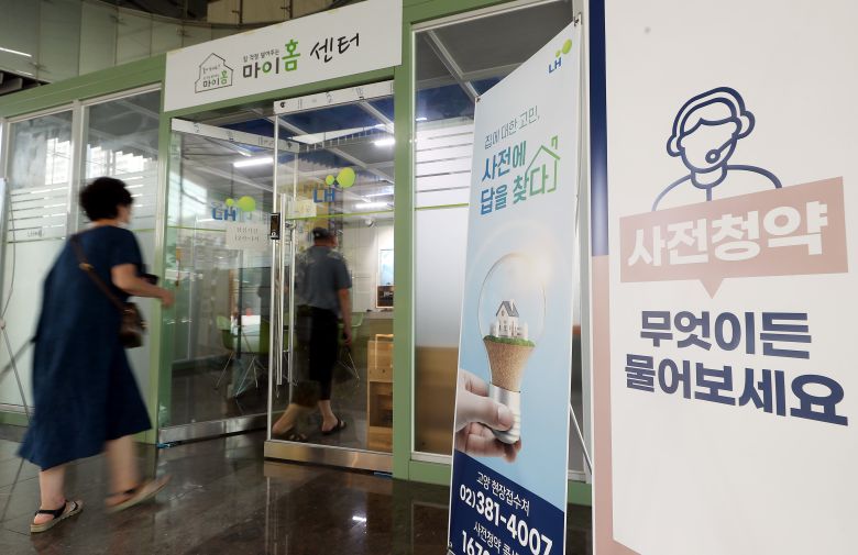 2021년 7월 28일 인천시 남동구 논현동 한국토지주택공사(LH) 인천지역본부 내 마련된 인천 계양 신도시 사전 청약 상담소에 시민들이 들어가고 있다. /연합뉴스