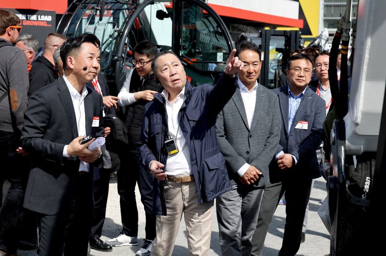 박정원 두산그룹 회장이 지난해 4월 독일 뮌헨에서 열린 유럽 최대 건설기계 박람회 '2025 바우마'에 참석해 전시를 둘러보고 있다. /두산그룹 제공