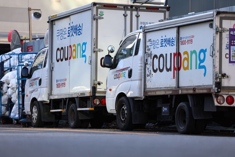 서울 시내 한 쿠팡 물류센터에 주차된 배송차량. /뉴스1