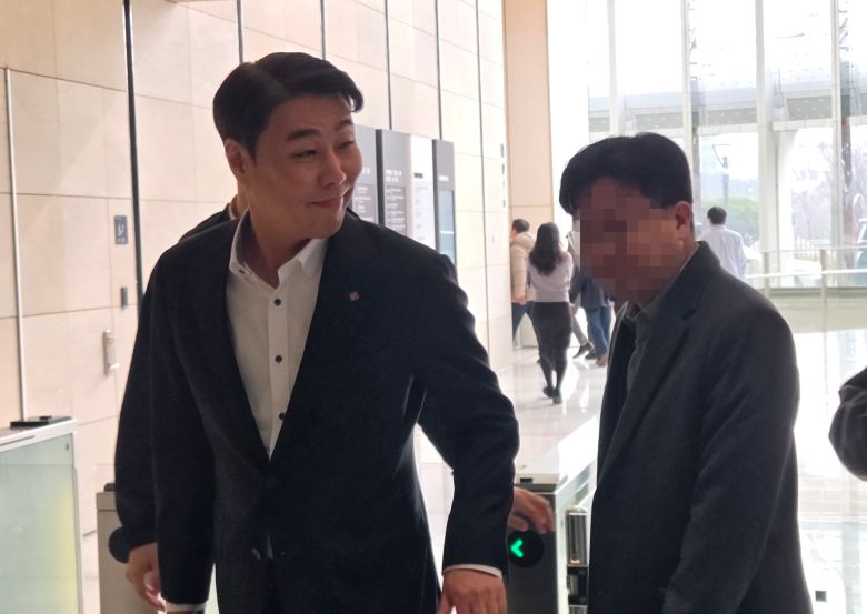 정현석 롯데백화점 대표가 15일 서울 송파구 롯데월드타워에서 열리는 2026 상반기 롯데 VCM(Value Creation Meeting·옛 사장단 회의)에 참석하고 있다./VCM 공동취재단