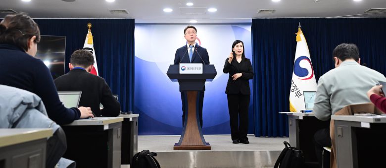 류제명 과학기술정보통신부 2차관이 15일 서울 종로구 정부서울청사에서 독자 AI 파운데이션 모델 프로젝트 1차 단계 평가 결과를 브리핑하고 있다. /뉴스1