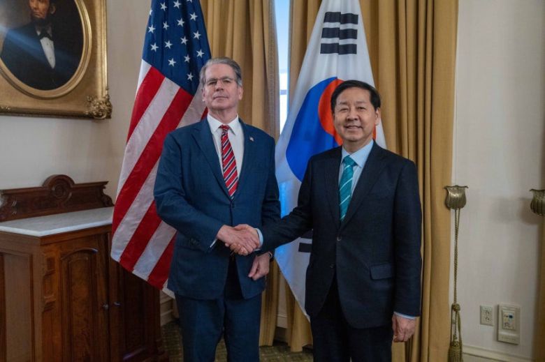 스콧 베선트 재무장관(왼쪽)과 구윤철 경제부총리 겸 재정경제부 장관이 1월 12일(현지 시간) 워싱턴 DC에서 만나 기념 촬영을 하고 있다./베선트 장관 X 캡처