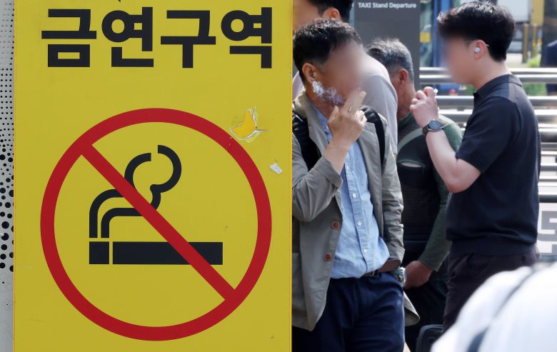 지난해 5월 29일 서울역 흡연실에서 시민들이 담배를 피고 있다. /뉴스1