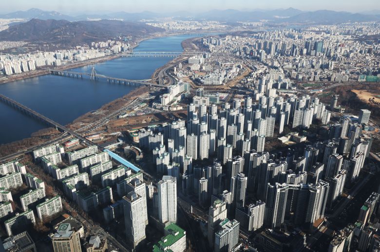 서울 송파구 롯데월드타워 서울스카이에서 바라본 아파트 단지 전경./뉴스1