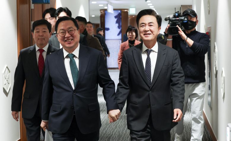 이장우(왼쪽) 대전시장과 김태흠 충남도지사가 지난달 24일 오전 충남도청에서 대전충남 행정통합 관련 회동에 앞서 손을 잡고 이동하고 있다. /뉴스1
