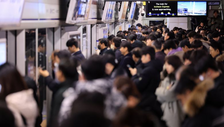 서울역에서 시민들이 지하철을 이용해 출근하고 있다.(기사내용과 사진은 무관함) /뉴스1