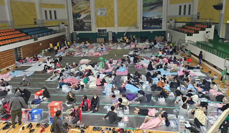 지난해 3월 22일 경북 의성군 안평면에서 발생한 산불로 주민 대피령이 내려진 가운데 의성군민체육관에 주민 130여명이 대피해 있다. /뉴스1