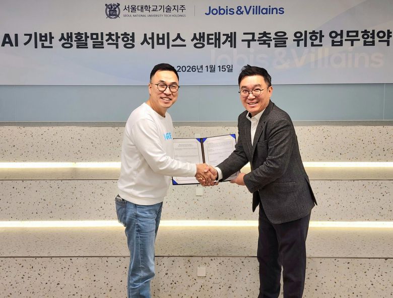 김범섭 자비스앤빌런즈 대표(왼쪽)와 목승환 서울대기술지주 대표./자비스앤빌런즈 제공