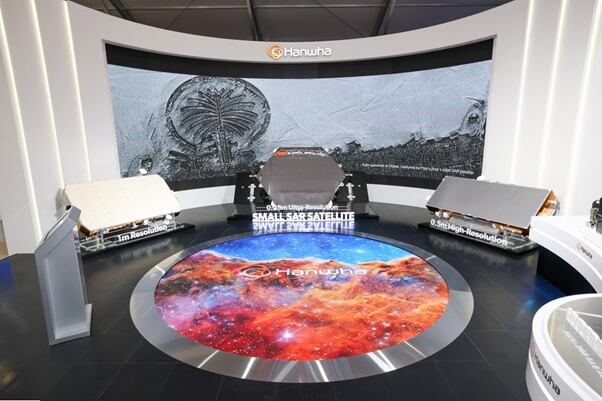 지난 2024년 10월 KADEX 2024 한화 부스에 전시된 한화시스템의 소형 SAR 위성 3종. /한화시스템 제공