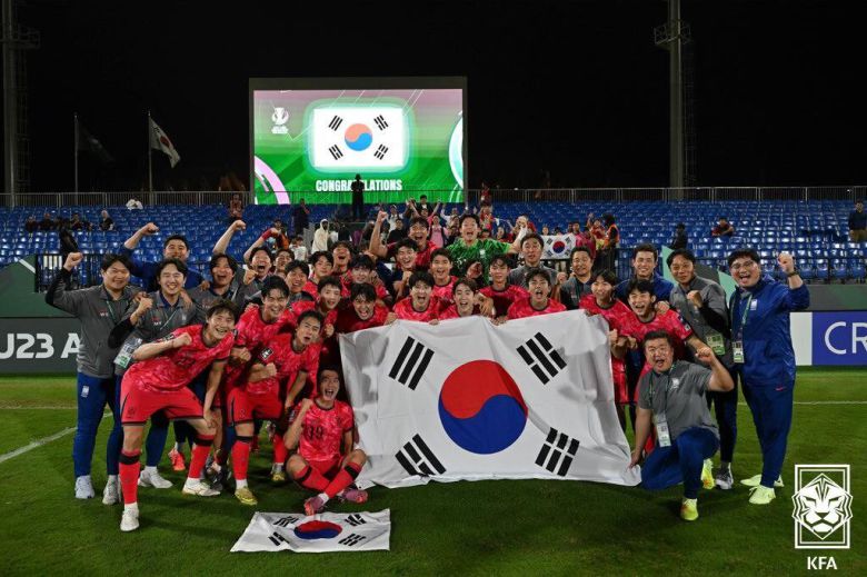 호주를 꺾은 뒤 태극기를 들고 기뻐하는 한국 U-23 축구대표팀. /대한축구협회 제공