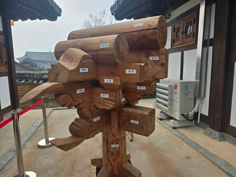 전북 전주시 완산구 한옥마을 안 전주한옥산업관에 전시된 공포(栱包). 공포는 한옥의 지붕 하중을 기둥과 보 등에 고르게 분산해 전달하는 전통 목조건축의 핵심 부재다. 위계가 높은 건물일수록 공포의 수와 장식이 복잡하고 정교해진다. /정민하 기자