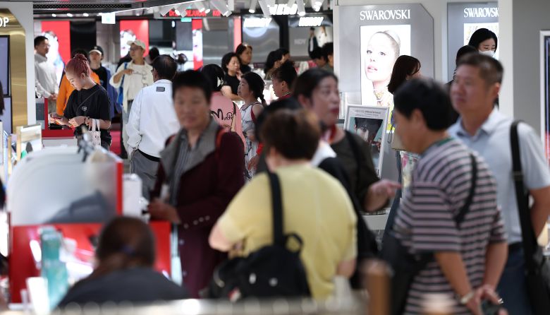 지난해 9월 서울 중구 신라면세점 서울점에서 중국인 관광객들이 쇼핑하고 있다. /뉴스1