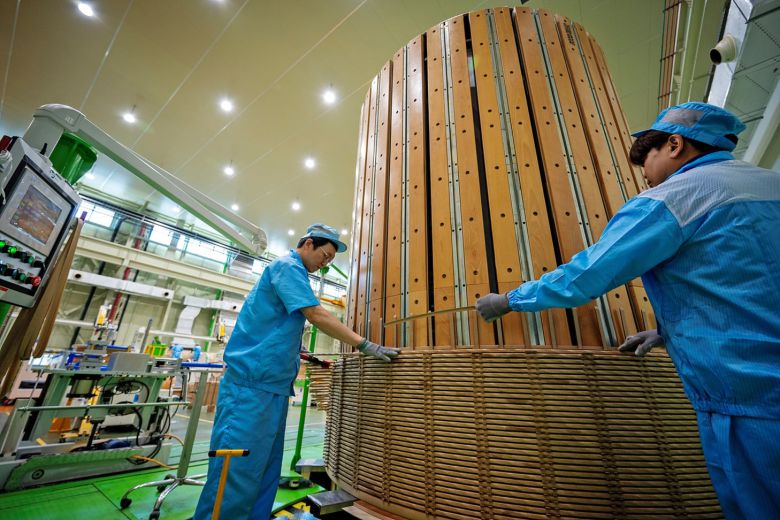 LS일렉트릭 공장에서 직원들이 초고압 변압기를 조립하는 모습./LS일렉트릭 제공